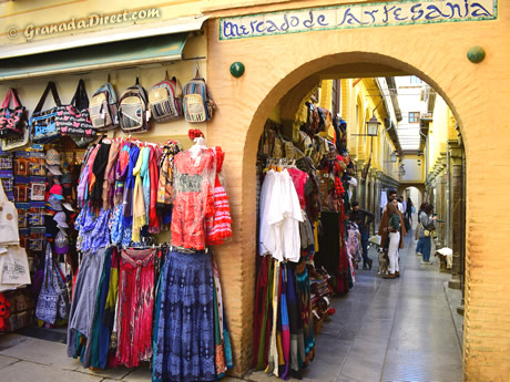 pasillo con las tiendas de bolsos en la calle alcaiceria