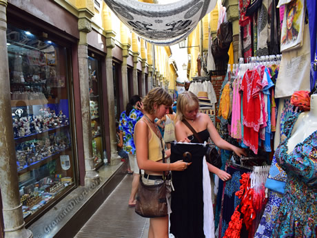 eligiendo ropa en la aclaiceria