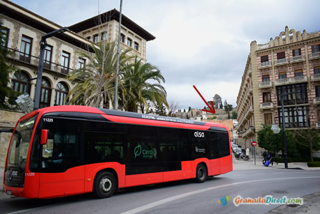 autobus urbano al lado de puerta elvira