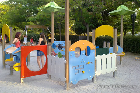 columpios para niños pequeños en parque lorca