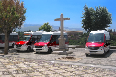microbuses rojos de alhambra bus aparcados en el mirador