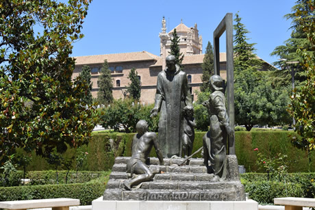 monumento en los jardines del triunfo