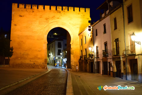 puerta elivra de noche