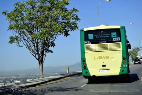 autobus saliendo de huetor vega de los autocares liñan