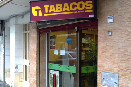 kiosko de venta de los billetes de los autobuses interurbanos