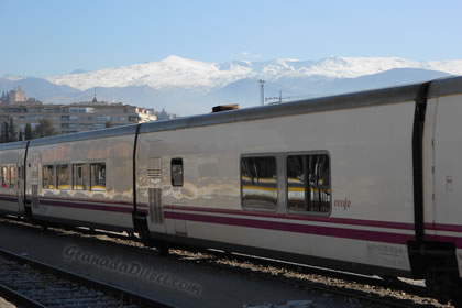 tren de granada a madrid con sierra nevada en el fondo