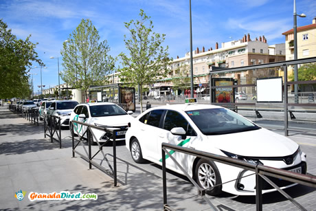 línea de taxis en la estación de autobuses de granada