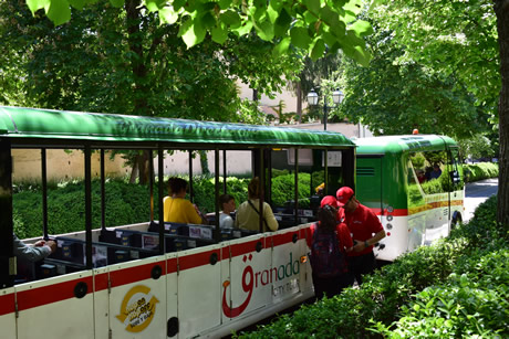 descanso de los trabajadores del tren turistico en el bosque de la alhambra