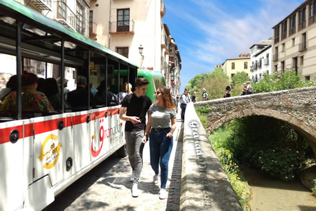 tren turistico aparcado en carrera del darro